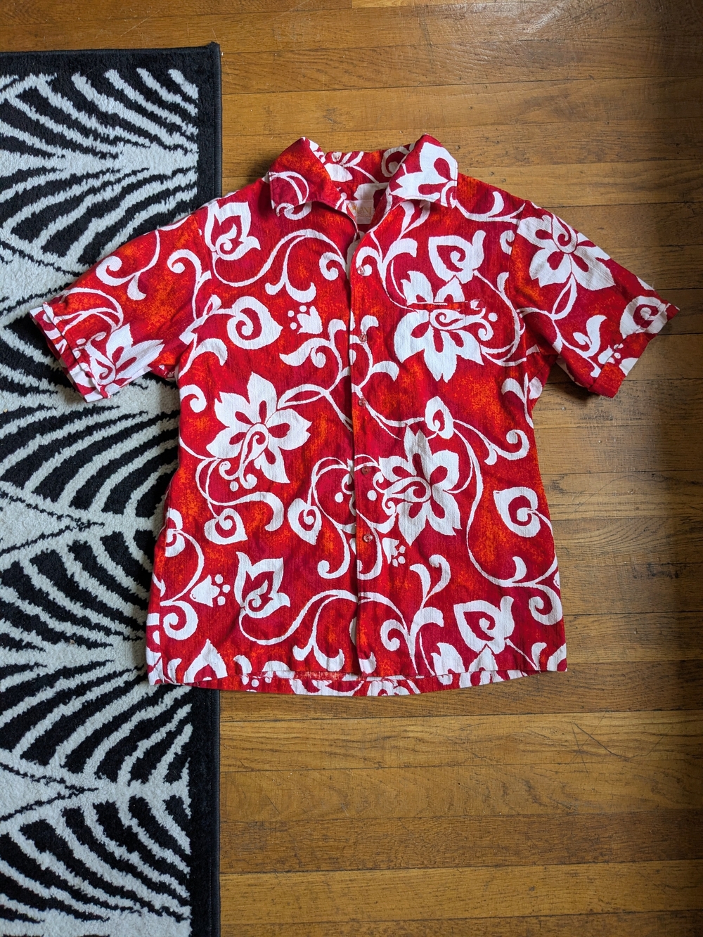 1970s Red and White Hawaiian Short Sleeve Button Up